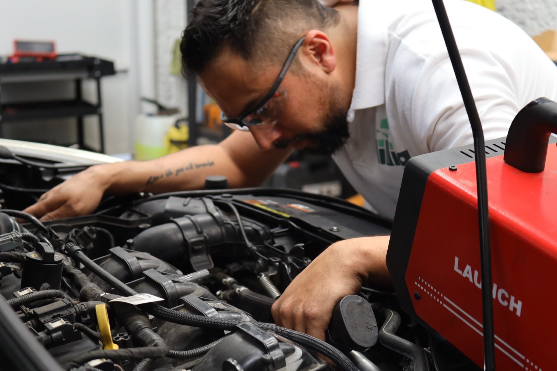 Mecánico trabajando